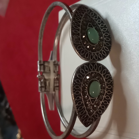 G.H. Bass & Co. Hinged Cuff bracelet. With rhinestones in silver tone. - Picture 2 of 8